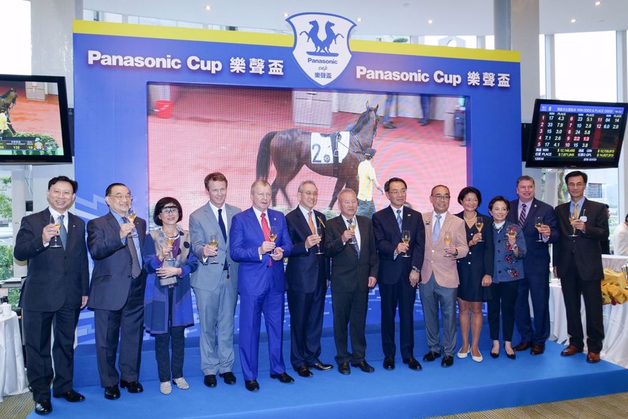 一眾嘉賓舉杯慶祝第35屆樂聲盃圓滿舉行。(左起)信興集團人力資源總監黎鴻新先生、信興集團副主席陳定國先生、信興教育及慈善基金副主席張敏儀女士、香港賽馬會賽馬事務執行總監夏定安先生、香港賽馬會行政總裁應家柏先生、樂聲盃勝出馬主、Panasonic Corporation 社長津賀一宏先生、信興集團主席兼行政總裁蒙德揚先生伉儷、信興電器貿易有限公司執行董事蒙倩兒小姐、香港賽馬會賽馬業務及營運總監利達賢先生及信興集團財務總監譚泮華先生。